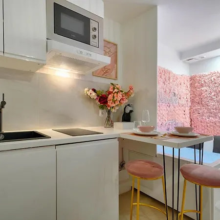 La Vie En Rose / Jacuzzi Apartment *