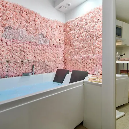 La Vie En Rose / Jacuzzi Apartment *